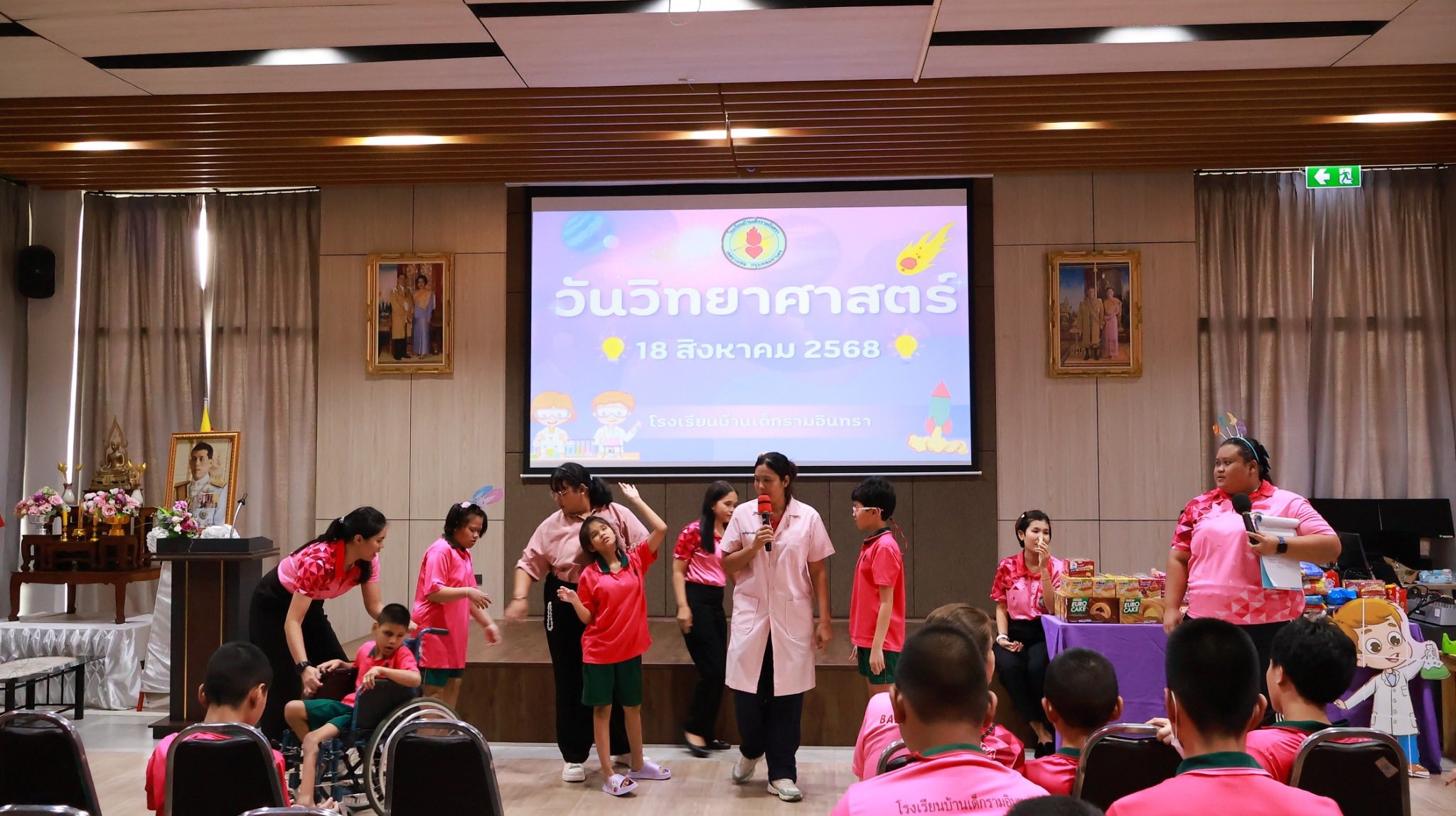นักเรียนเข้าร่วมกิจกรรมการเป็นนักวิทยาศาสตร์ตัวน้อย ฝึกสังเกต เรียนรู้ สัมผัส ทดลอง ตอบคำถามง่ายๆ เด็กๆ มีความตื่นเต้นและสนุกกับกิจกรรมดีๆ ในครั้งนี้